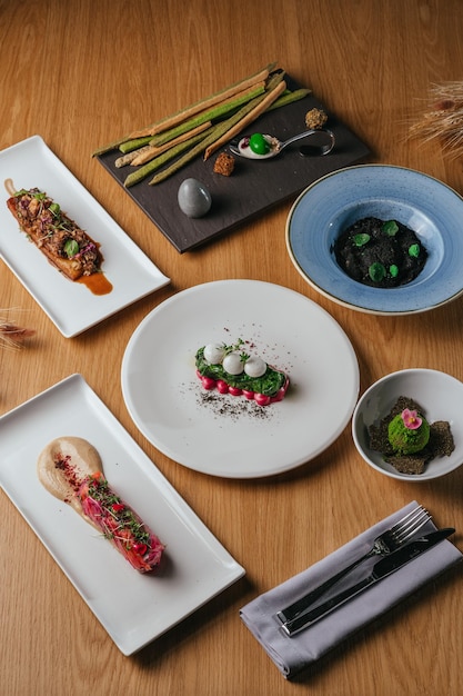 Trei farfurii aranjate